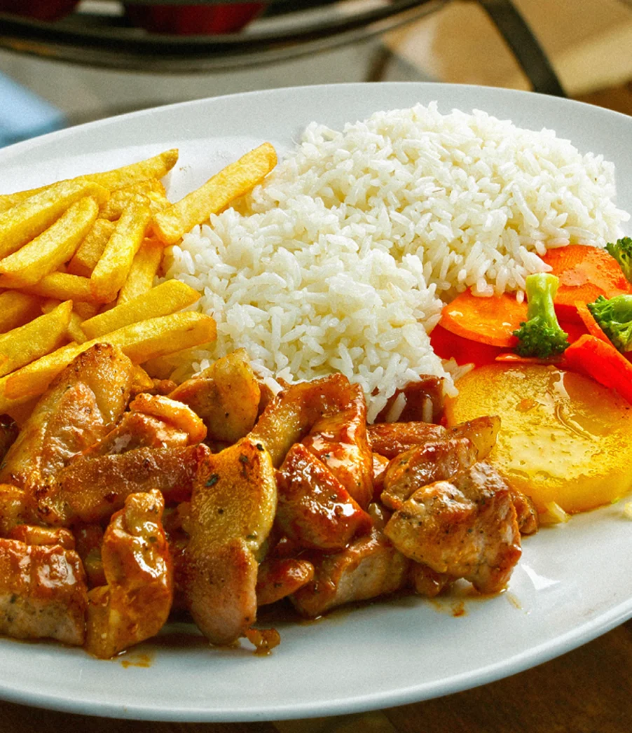 Prato servido por uma cozinha Nutrisaude