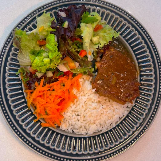 Prato montado por uma cozinha Nutrisaude